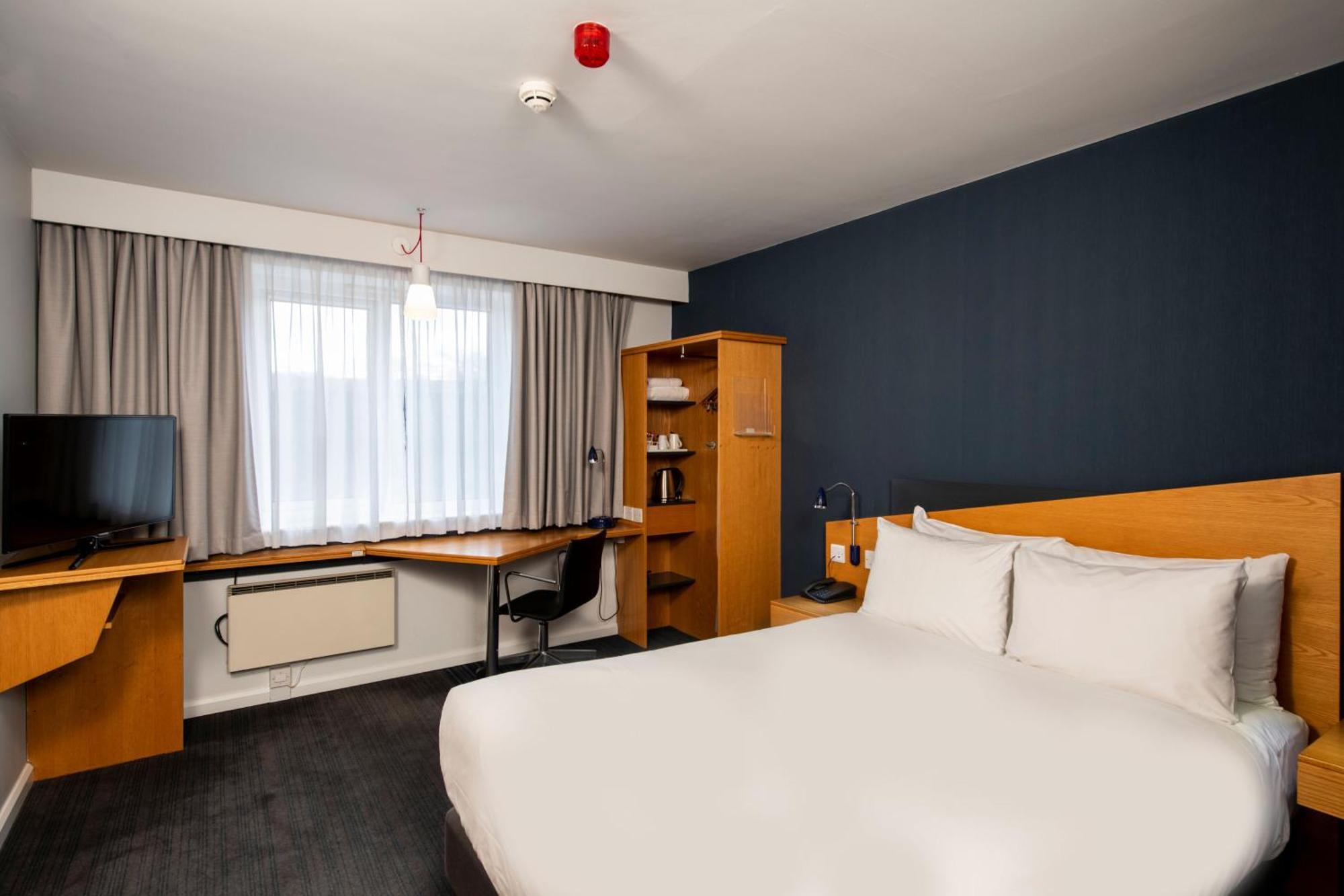 Holiday Inn Express Gloucester - South By Ihg Exterior photo