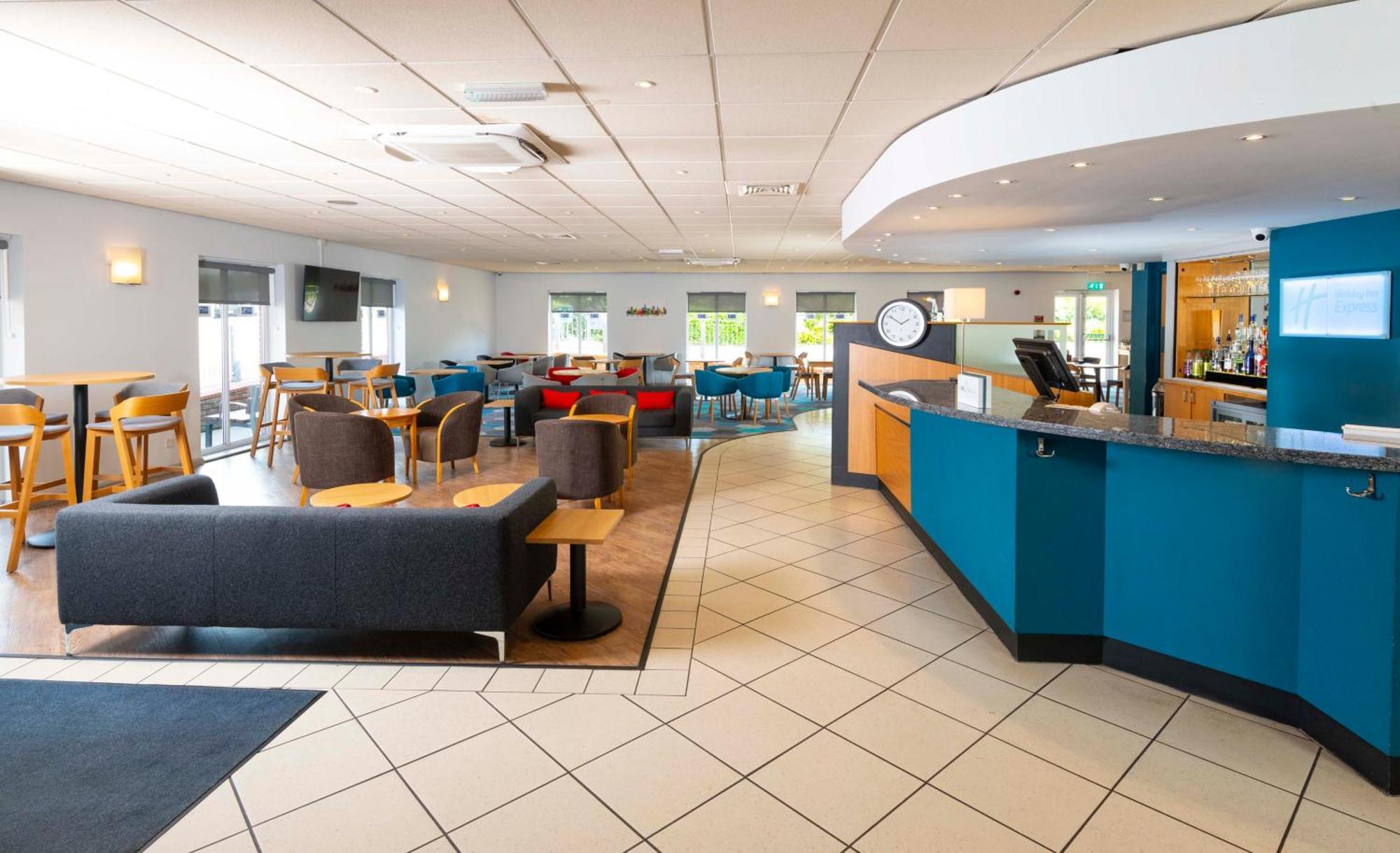 Holiday Inn Express Gloucester - South By Ihg Exterior photo