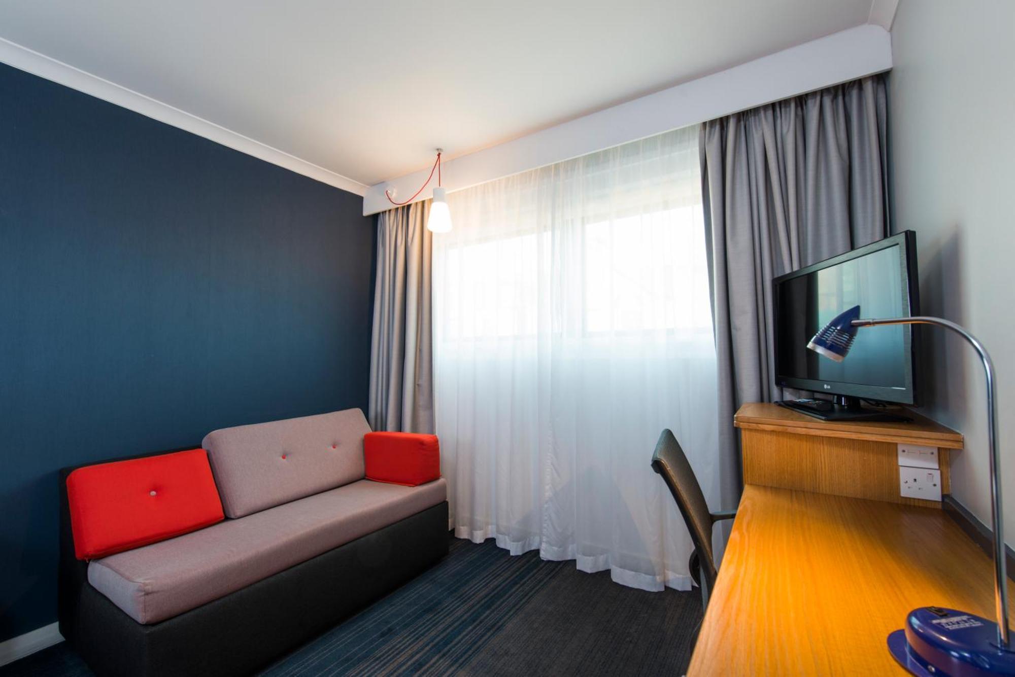 Holiday Inn Express Gloucester - South By Ihg Exterior photo